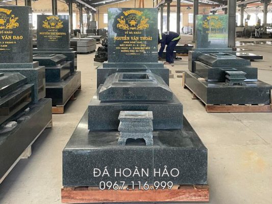 Mẫu Mộ granite 3 cấp nguyên khối bề thế.