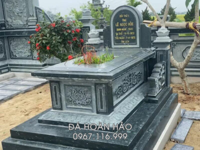 Mộ tam sơn, Mộ bành bằng đá xanh rêu, thiết kế đơn giản, tinh tế.