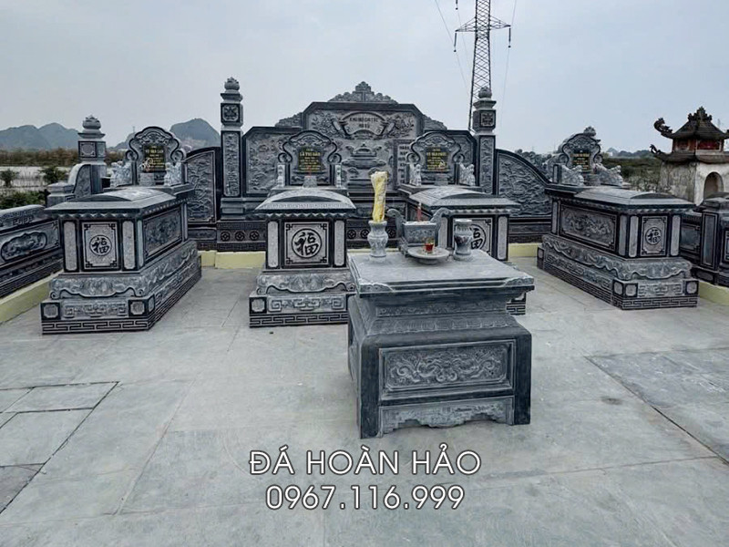 Mẫu Lăng Mộ tổ với bức Bình phong đá hậu bành, mộ tổ tam sơn, bàn thờ đá trang trọng.