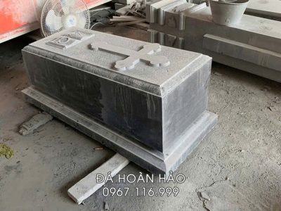 Mộ đá Công giáo tại Xưởng đá mỹ nghệ Hoàn Hảo.