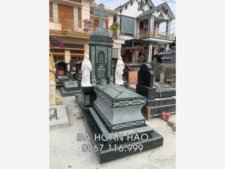 Có nên đặt Tượng Chúa cạnh Mộ đá Công giáo hay không