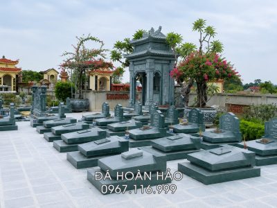 Khu viên quy hoạch Lăng Mộ đá với nhiều mẫu mộ đá xanh rêu cho người thân trong gia tộc.